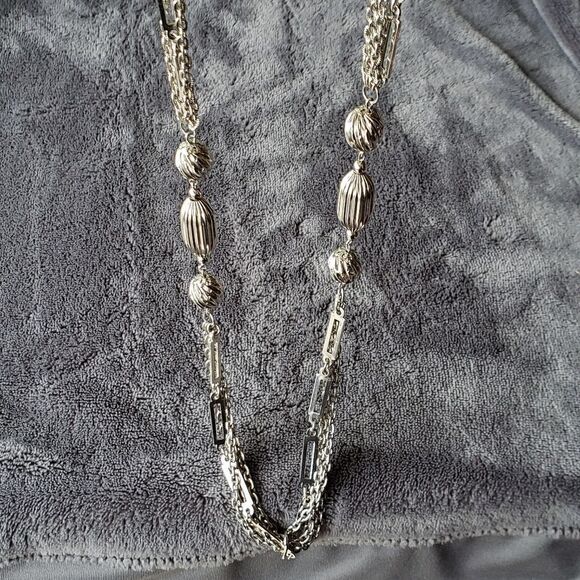 Jewelry - Pretty Silvertone Vintage Necklace 26"